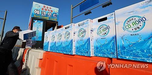 4일 인천신항 인근 도로변에서 대형화물차 운전기사가 요소수를 구입하고 있다. 연합뉴스